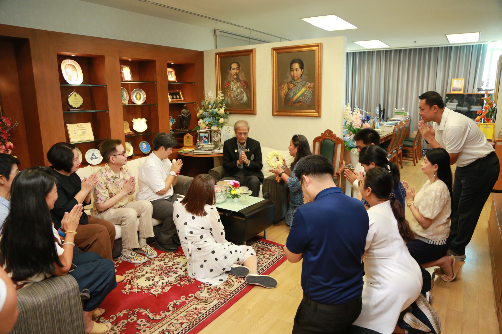 10-4-69 คณาจารย์เข้าร่วมแสดงความยินดีและรดน้ำขอพรในวันสงกรานต์กับท่านอธิการบดี