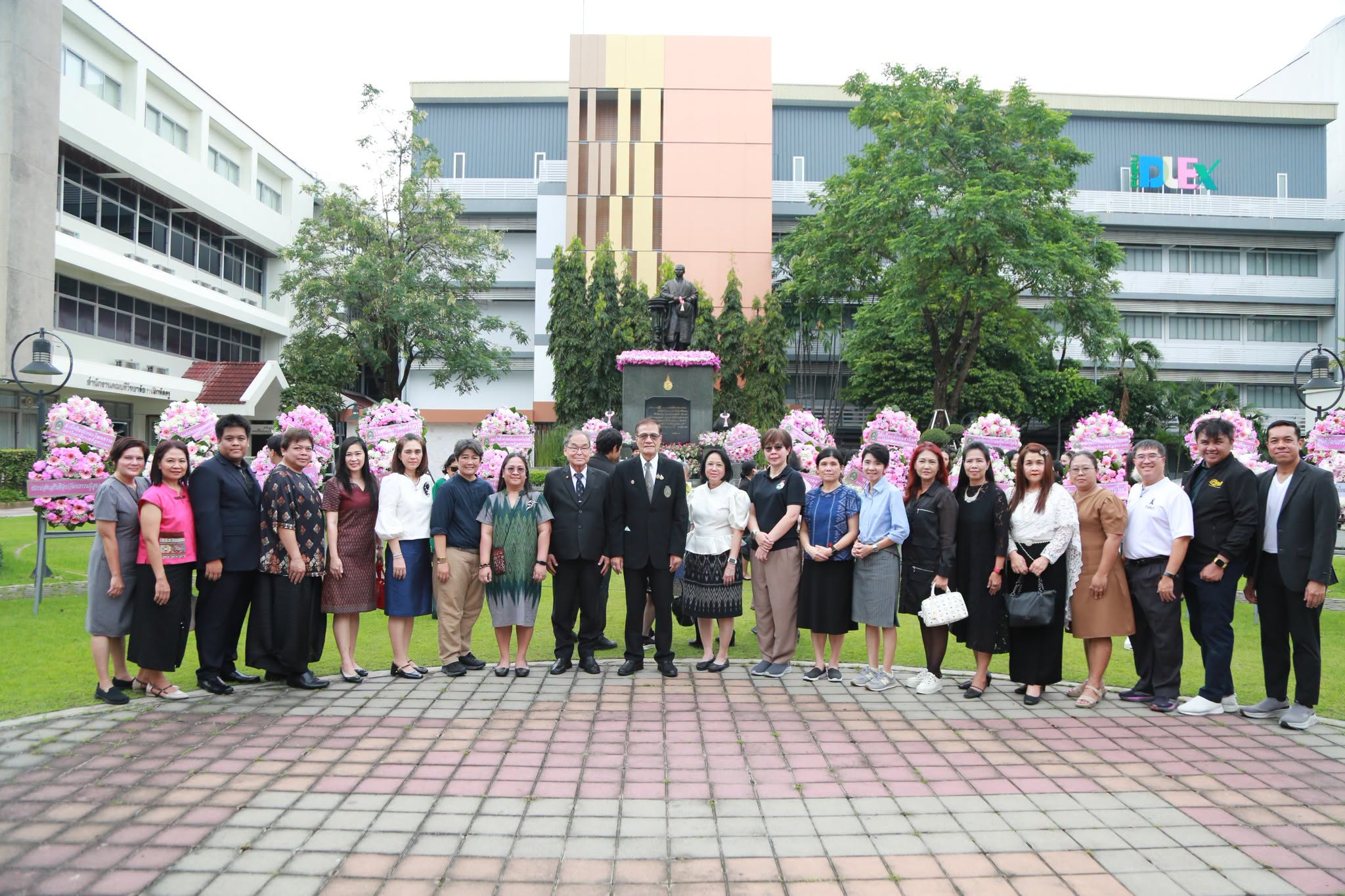 23-10-69 พิธีวางพวงมาลาถวายราชสักการะพระบรมราชานุสาวรีย์ รัชกาลที่ 5